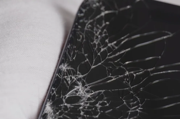 苹果iPhone 17 Pro和iPhone Air不抗摔：跌落仍易碎屏