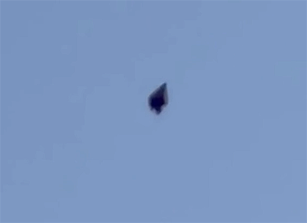 美国得州上空疑出现黑色UFO:边缘发光三角形 没任何声音