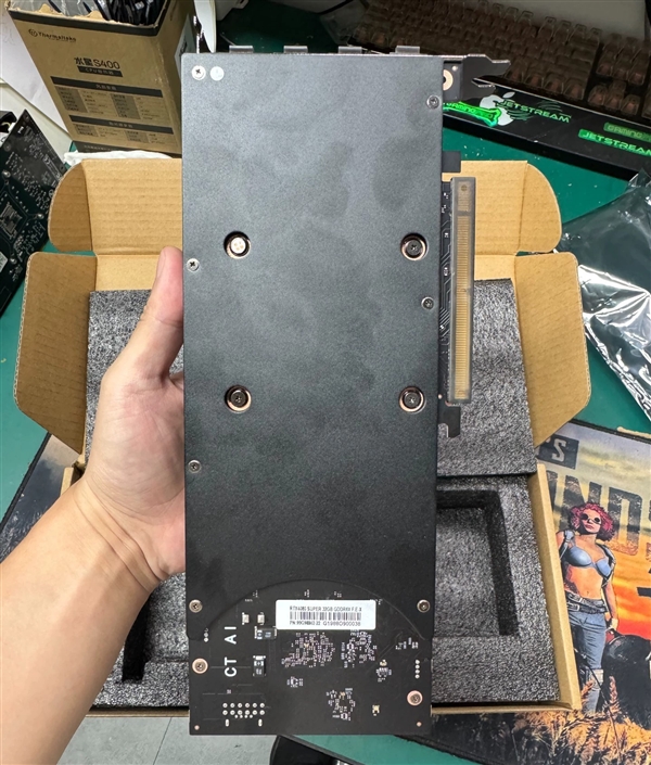 32GB大显存RTX 4080 SUPER现身：要价9200元