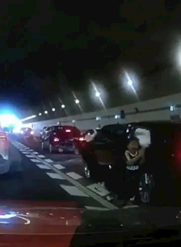 行车记录仪拍下10岁男孩跪地拦车救母感动全网 妈妈回应：儿子说害怕我没了