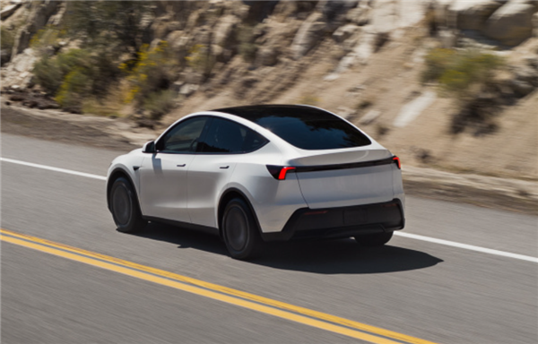 外观、配置全公布!特斯拉正式发布廉价版Model 3/Y 铁粉吐槽:价格太失望了