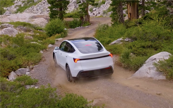 外观、配置全公布!特斯拉正式发布廉价版Model 3/Y 铁粉吐槽:价格太失望了