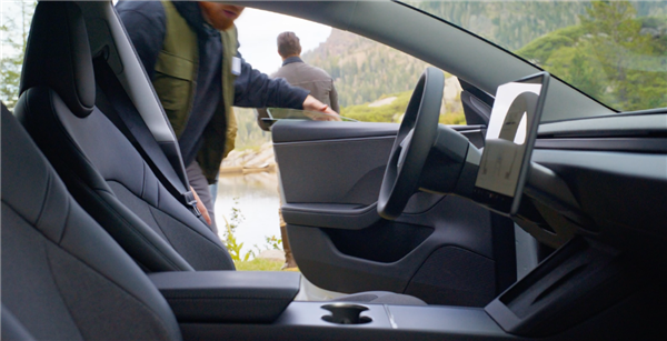 外观、配置全公布!特斯拉正式发布廉价版Model 3/Y 铁粉吐槽:价格太失望了