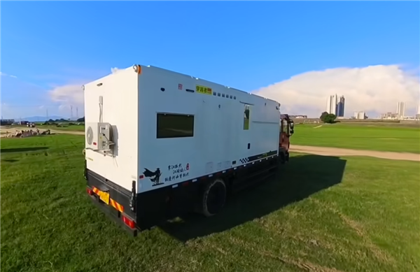 自学电焊木工电工 男子花近30万自制重卡房车出游