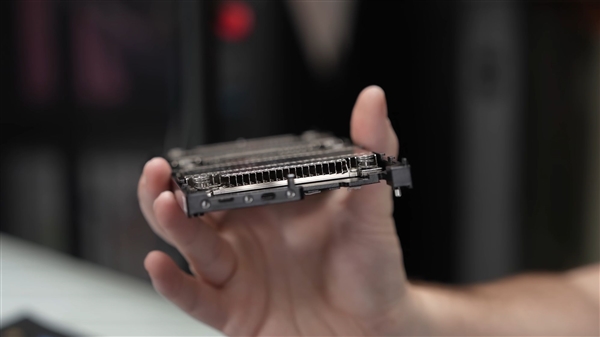 仅仅1万元！华为Atlas 300I DUO AI推理卡首次拆解：双芯合体 薄如蝉翼