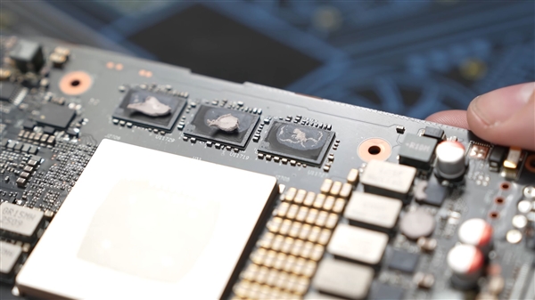 仅仅1万元！华为Atlas 300I DUO AI推理卡首次拆解：双芯合体 薄如蝉翼