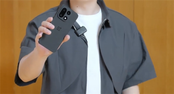 一加15绝对黑配色真机亮相 李杰:可能是行业最黑的手机