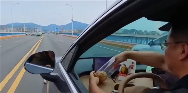 男子买新车炫智驾双手脱离方向盘吃东西被交警制裁