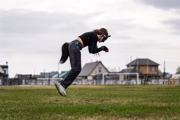 四肢着地、像动物一样爬行奔跑！怪异运动成健身新潮流