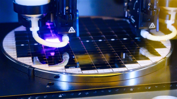 ASML发货第一款革命性3D封装光刻机！分辨率400纳米、每小时270块晶圆