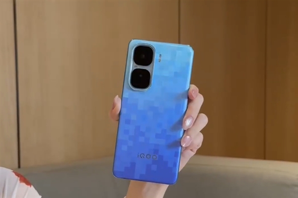 小屏用户又多了个选择!iQOO杀入小屏旗舰赛道