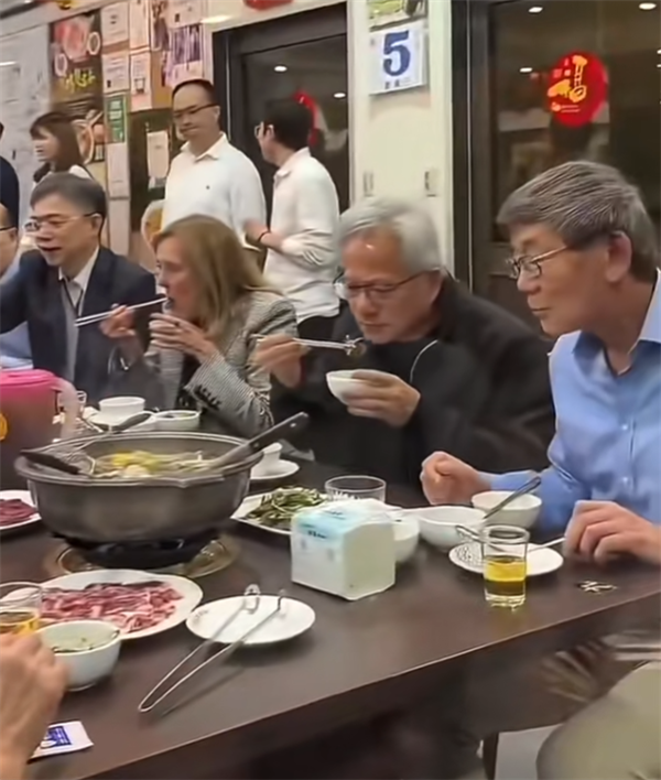 黄仁勋年内第四度造访中国台湾 打卡牛肉火锅店 边吃边卖萌