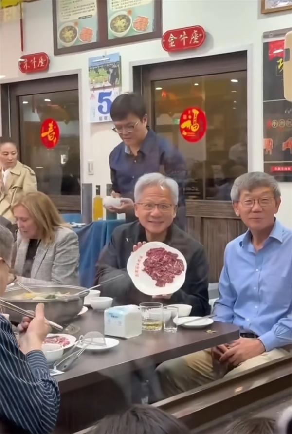 黄仁勋年内第四度造访中国台湾 打卡牛肉火锅店 边吃边卖萌