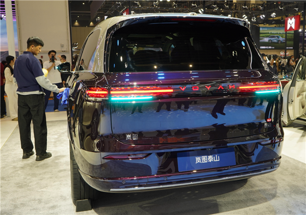 国产豪华旗舰SUV新王炸！岚图旗舰泰山亮相郑州国际车展