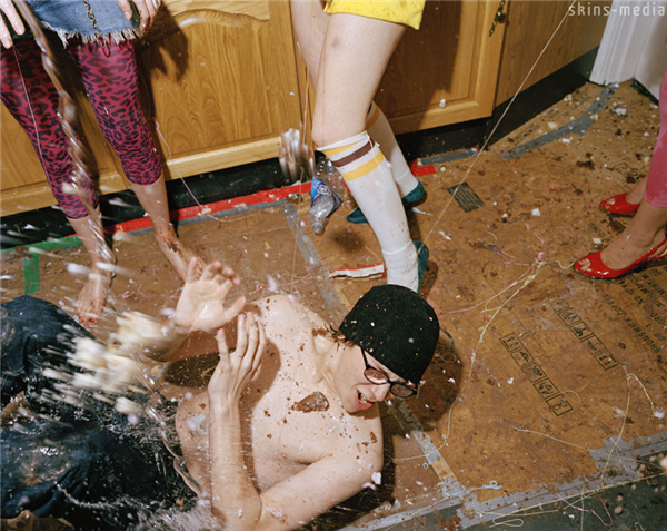 为了健康 年轻人就差啃绿化带了