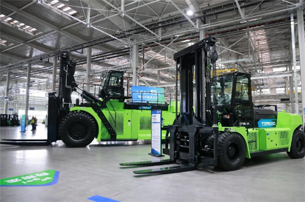 突破极限！全球最大65吨级锂电平衡重叉车下线