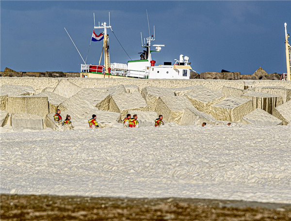爱尔兰村庄出现罕见“泡沫雪” 像是洗洁精被打翻了