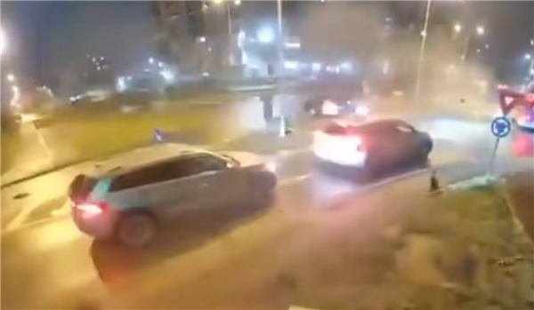 罗马尼亚版《速度与激情》!一辆奔驰失控高速起飞 飞跃两辆汽车