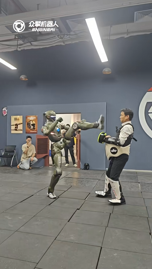 太残暴了!众擎T800人形机器人一脚把自家CEO踹翻在地 网友:多少带了点私人恩怨