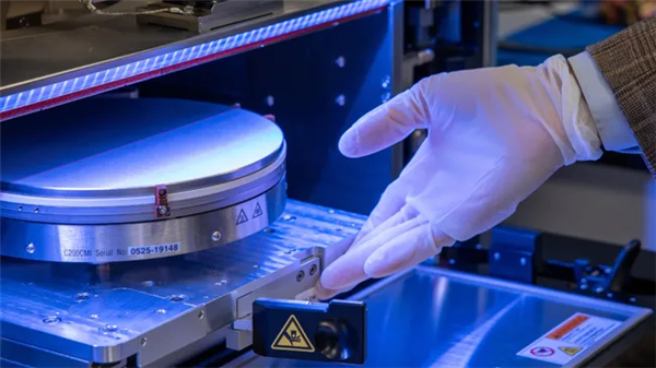 芯片不再“躺平”！美国团队造出首颗单片3D芯片：性能4倍跨越