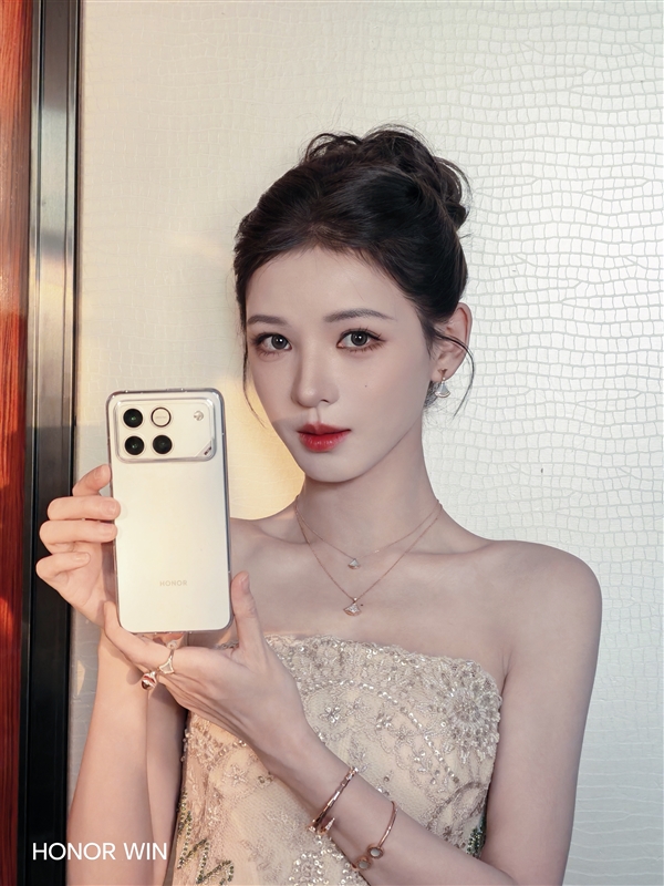 张予曦晒出荣耀WIN 网友：人美 机器也美