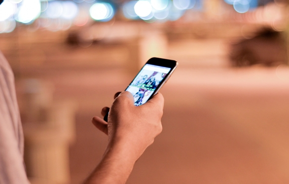 男子因沉迷AI聊天就医：聊到凌晨三点 边打字边流泪