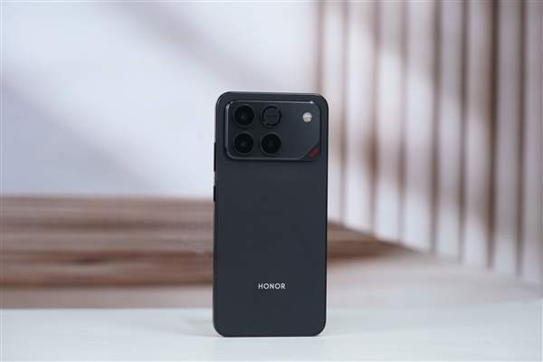 全球首发10000mAh电池！荣耀WIN图赏