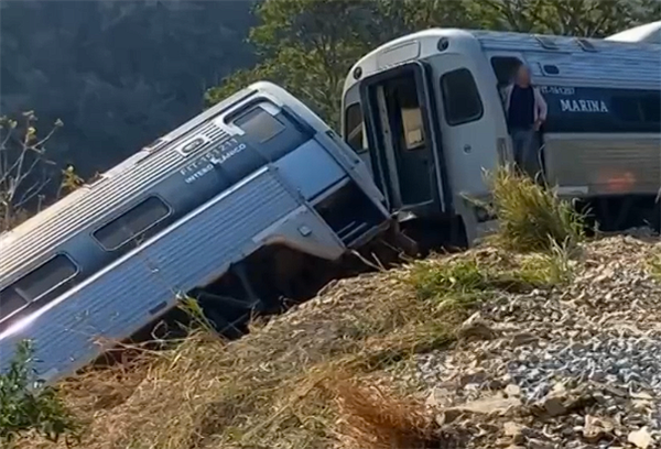 墨西哥一列车脱轨坠入7米深山谷:已致13死98伤 墨西哥一列车脱轨坠入7米深山谷 第1张 墨西哥一列车脱轨坠入7米深山谷:已致13死98伤 墨西哥一列车脱轨坠入7米深山谷 第1张
