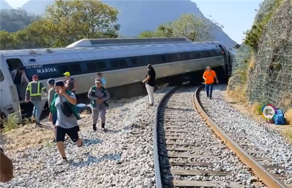 墨西哥一列车脱轨坠入7米深山谷:已致13死98伤 墨西哥一列车脱轨坠入7米深山谷 第2张 墨西哥一列车脱轨坠入7米深山谷:已致13死98伤 墨西哥一列车脱轨坠入7米深山谷 第2张