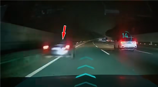 高速路上一个牙疼就地停车 一个开“智驾”不看路：撞了！ 智驾 第1张