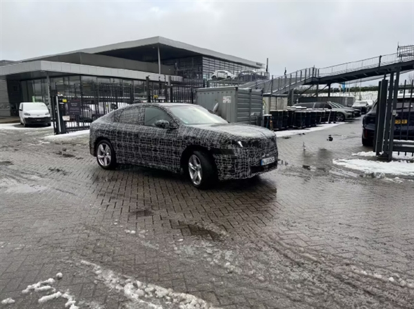 宝马首款纯电轿跑SUV！新世代iX4实车谍照曝光：姿态更低、更具攻击性 宝马纯电轿跑SUV iX4 第1张