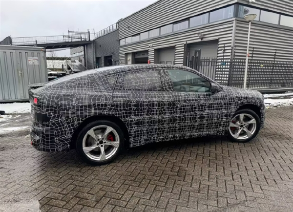 宝马首款纯电轿跑SUV！新世代iX4实车谍照曝光：姿态更低、更具攻击性 宝马纯电轿跑SUV iX4 第2张