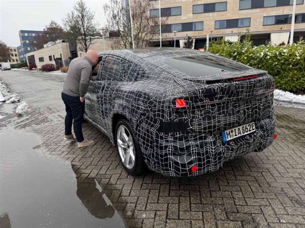 宝马首款纯电轿跑SUV！新世代iX4实车谍照曝光：姿态更低、更具攻击性 宝马纯电轿跑SUV iX4 第3张