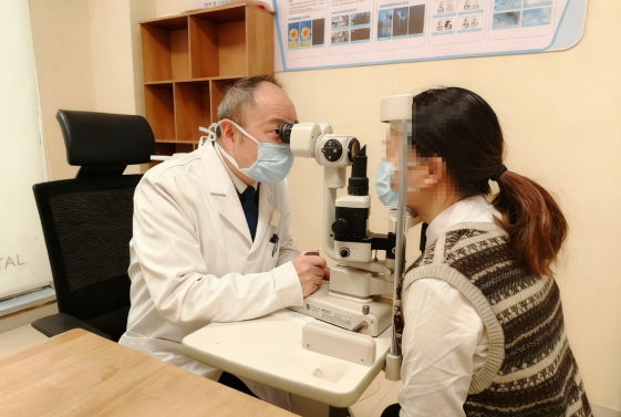 女子患流感5天不摘隐形眼镜近乎融化 医生：严重会造成永久性视力损伤