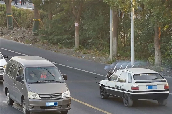 四缸八涡轮!赛车博主为博眼球将报废改装车开上路:驾照没了