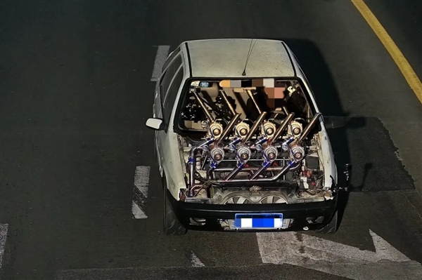 四缸八涡轮!赛车博主为博眼球将报废改装车开上路:驾照没了