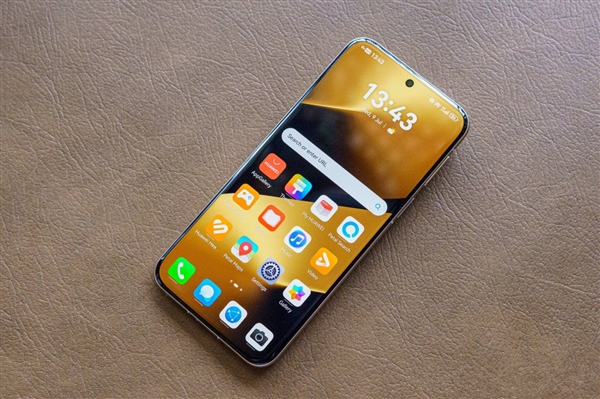 华为Pura 90 Ultra外观出炉：横向大矩阵镜组设计 辨识度拉满 Ultra 第1张