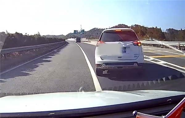 高速上随意变道停车害后方两车追尾:无接触司机也需负全责! 无接触司机也需负全责 第1张 高速上随意变道停车害后方两车追尾:无接触司机也需负全责! 无接触司机也需负全责 第1张
