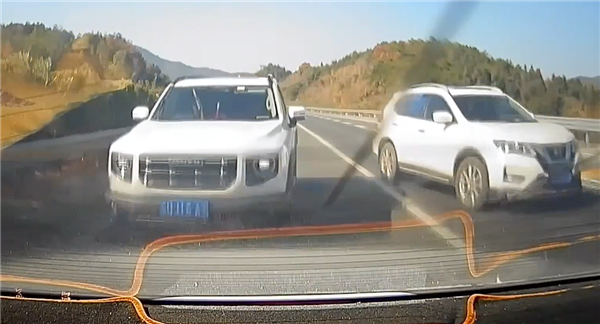 高速上随意变道停车害后方两车追尾:无接触司机也需负全责! 无接触司机也需负全责 第2张 高速上随意变道停车害后方两车追尾:无接触司机也需负全责! 无接触司机也需负全责 第2张