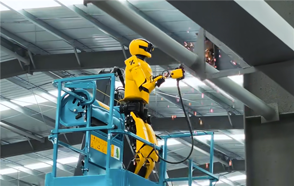 连干8小时不停歇！人形机器人完成全球首例人机协作高空焊接作业 人形机器人 第1张