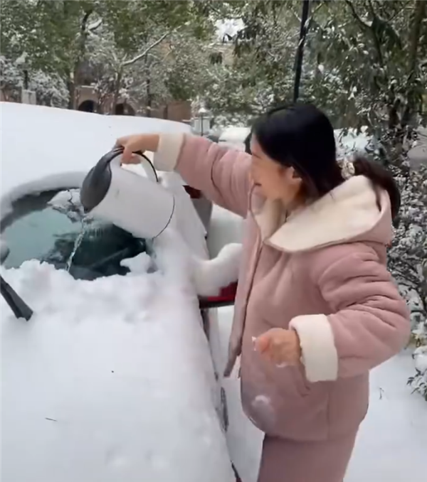 热水浇车玻璃会炸吗?女子拿别人车做实验 回应更让网友气笑 热水浇车玻璃会炸吗 第2张 热水浇车玻璃会炸吗?女子拿别人车做实验 回应更让网友气笑 热水浇车玻璃会炸吗 第2张