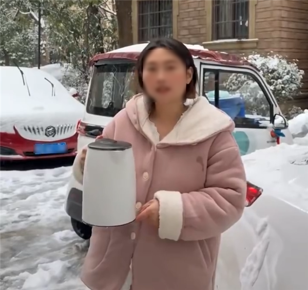 热水浇车玻璃会炸吗?女子拿别人车做实验 回应更让网友气笑 热水浇车玻璃会炸吗 第1张 热水浇车玻璃会炸吗?女子拿别人车做实验 回应更让网友气笑 热水浇车玻璃会炸吗 第1张