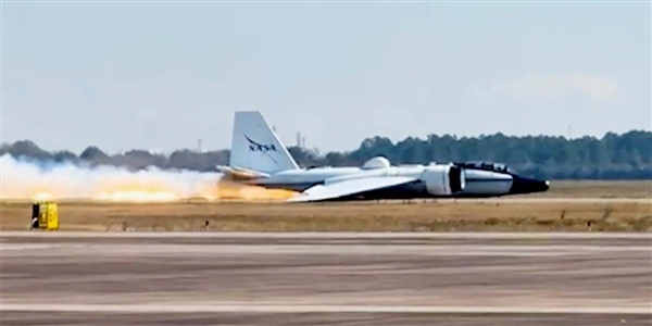 NASA一科研飞机故障 未放起落架机腹着陆！现场视频公布