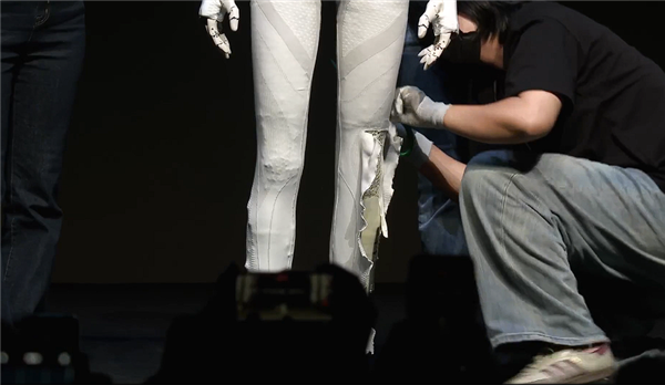 小鹏机器人IRON官宣首次线下互动!曾被质疑是真人假扮 让何小鹏扒衣验身 小鹏机器人IRON 第4张 小鹏机器人IRON官宣首次线下互动!曾被质疑是真人假扮 让何小鹏扒衣验身 小鹏机器人IRON 第4张