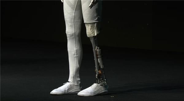 小鹏机器人IRON官宣首次线下互动!曾被质疑是真人假扮 让何小鹏扒衣验身 小鹏机器人IRON 第5张 小鹏机器人IRON官宣首次线下互动!曾被质疑是真人假扮 让何小鹏扒衣验身 小鹏机器人IRON 第5张