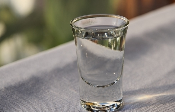 老人筷子蘸酒喂5月龄宝宝致肝损伤 医生：婴儿喝酒10克就能夺命 第1张