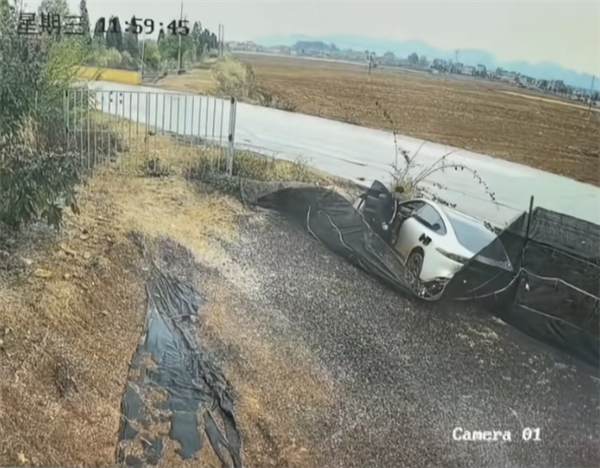 电动车侧滑进沟 不到1分钟起火！路人砸窗连救出3人 第3张