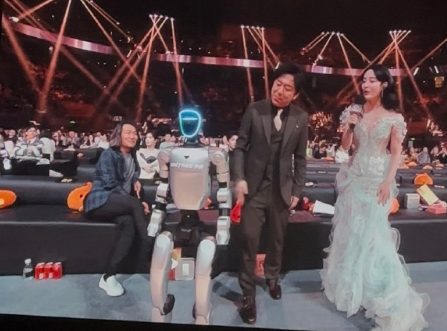 宇树机器人台上热舞 台下舞王四脸看懵 黄渤白敬亭被赶上架赛博斗舞 宇树机器人 第3张