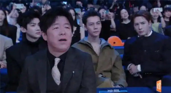 宇树机器人台上热舞 台下舞王四脸看懵 黄渤白敬亭被赶上架赛博斗舞 宇树机器人 第2张