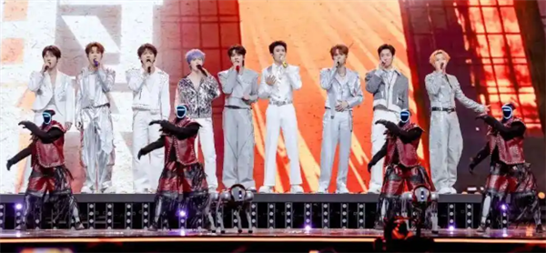 宇树机器人台上热舞 台下舞王四脸看懵 黄渤白敬亭被赶上架赛博斗舞 宇树机器人 第1张